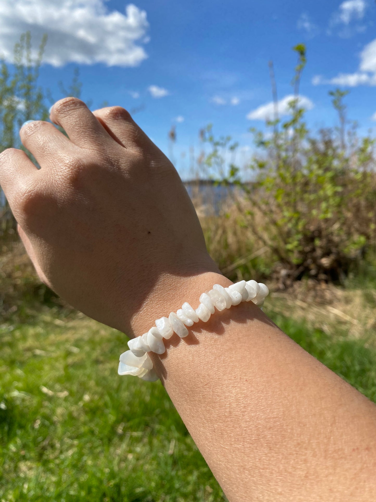 Naturlig isblå månsten och grus armband