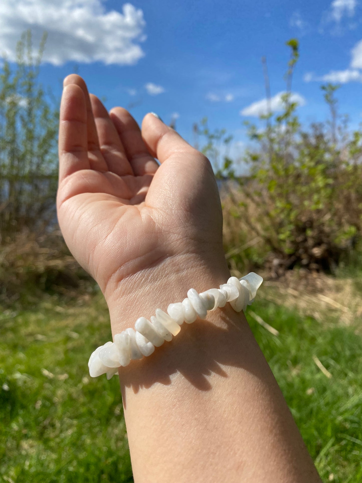 Naturlig isblå månsten och grus armband