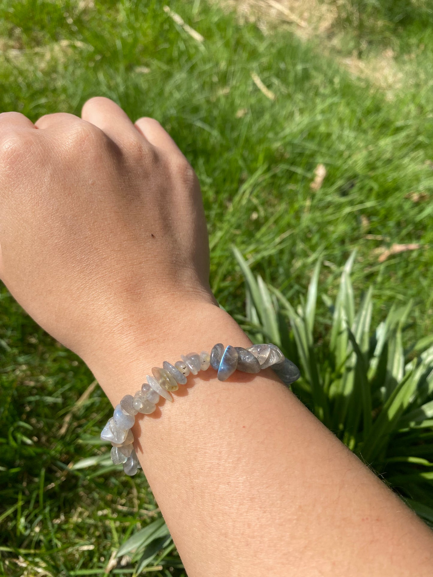 Naturlig Isgrå Labradorit Grus armband