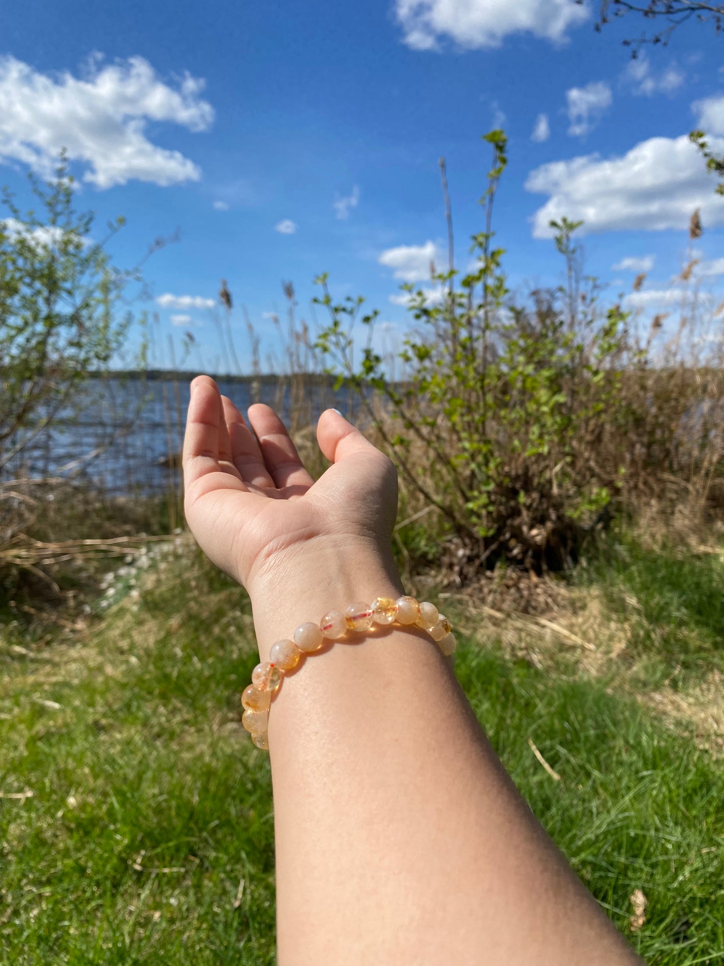 Naturlig snö gyllene kvarts armband