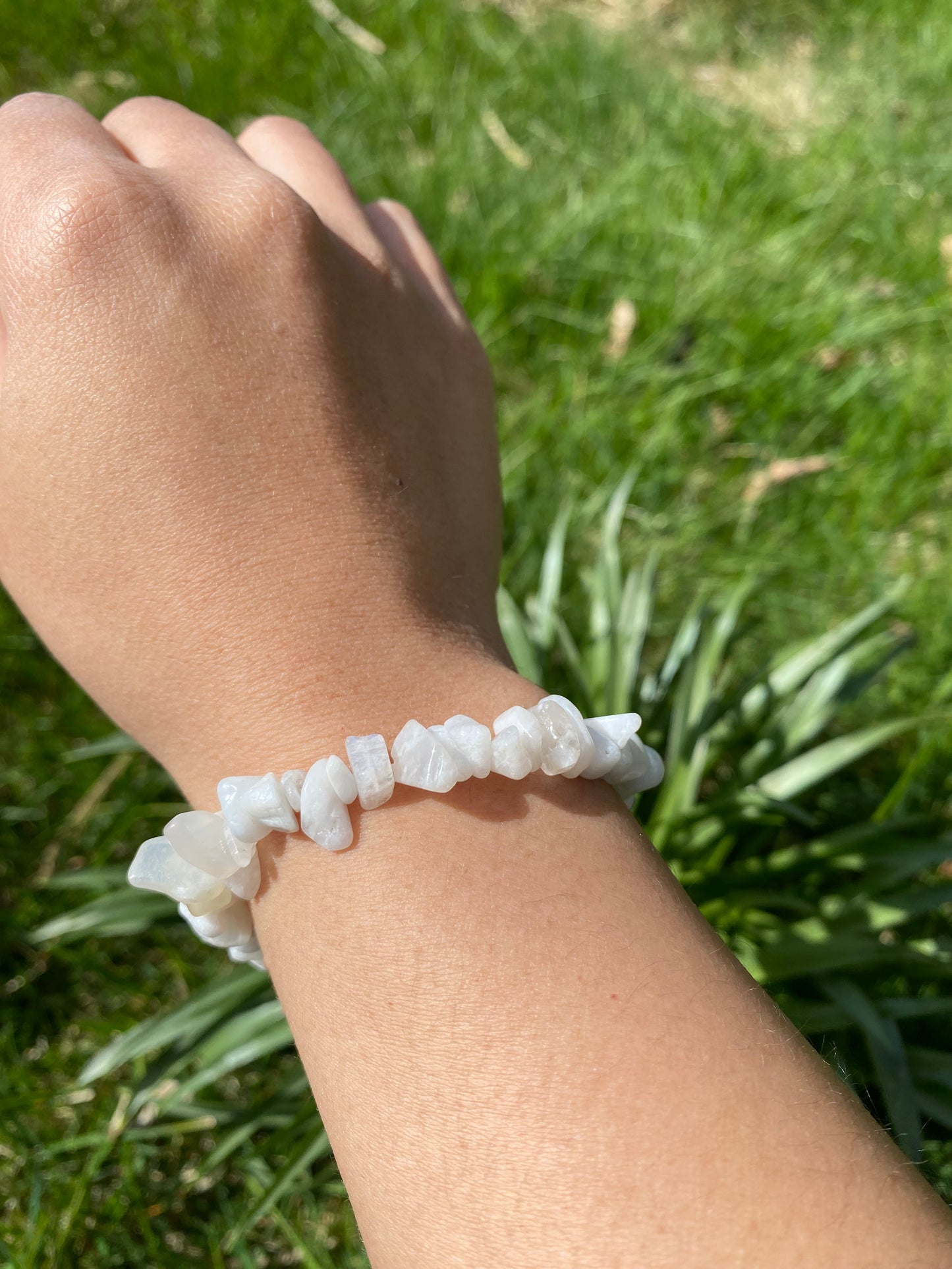 Naturlig isblå månsten och grus armband