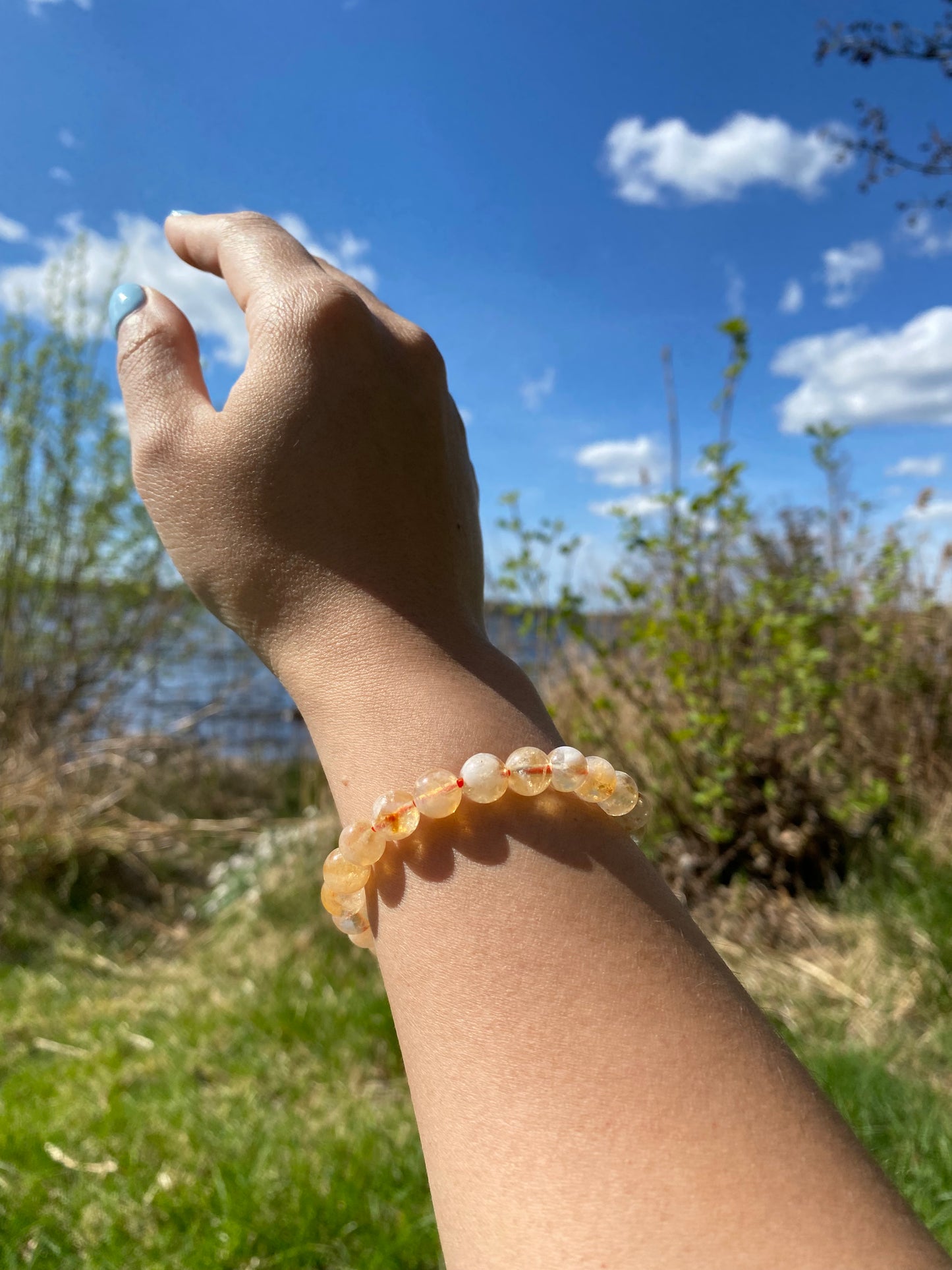 Naturlig snö gyllene kvarts armband