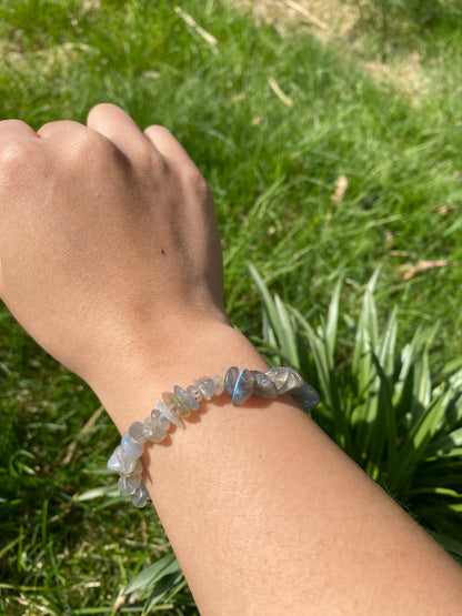 Naturlig Isgrå Labradorit Grus armband