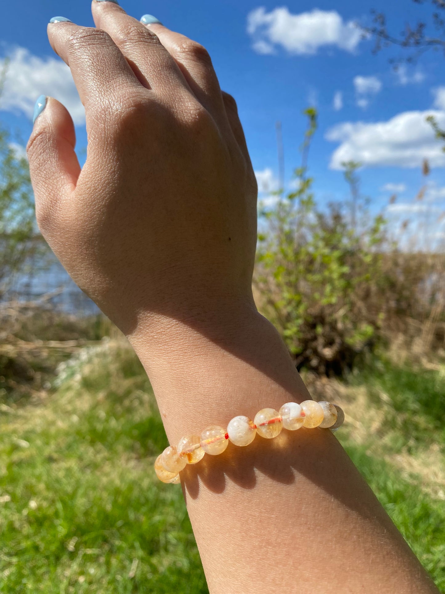 Naturlig snö gyllene kvarts armband