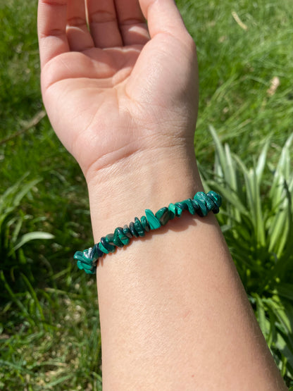 Naturlig malakit grus armband